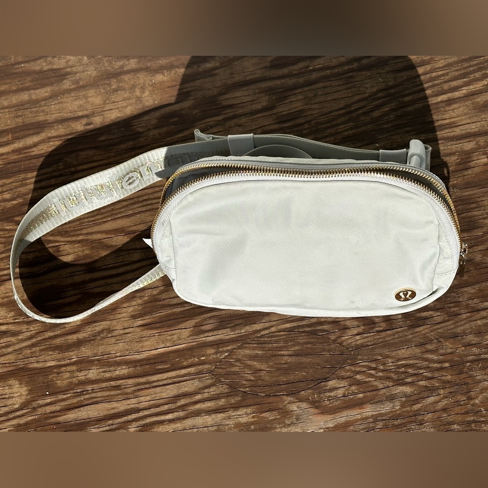 Lululemon Athletica Gray White Gold Glitter Crossbody Everywhere Belt Bag 1L - Picture 11 of 16